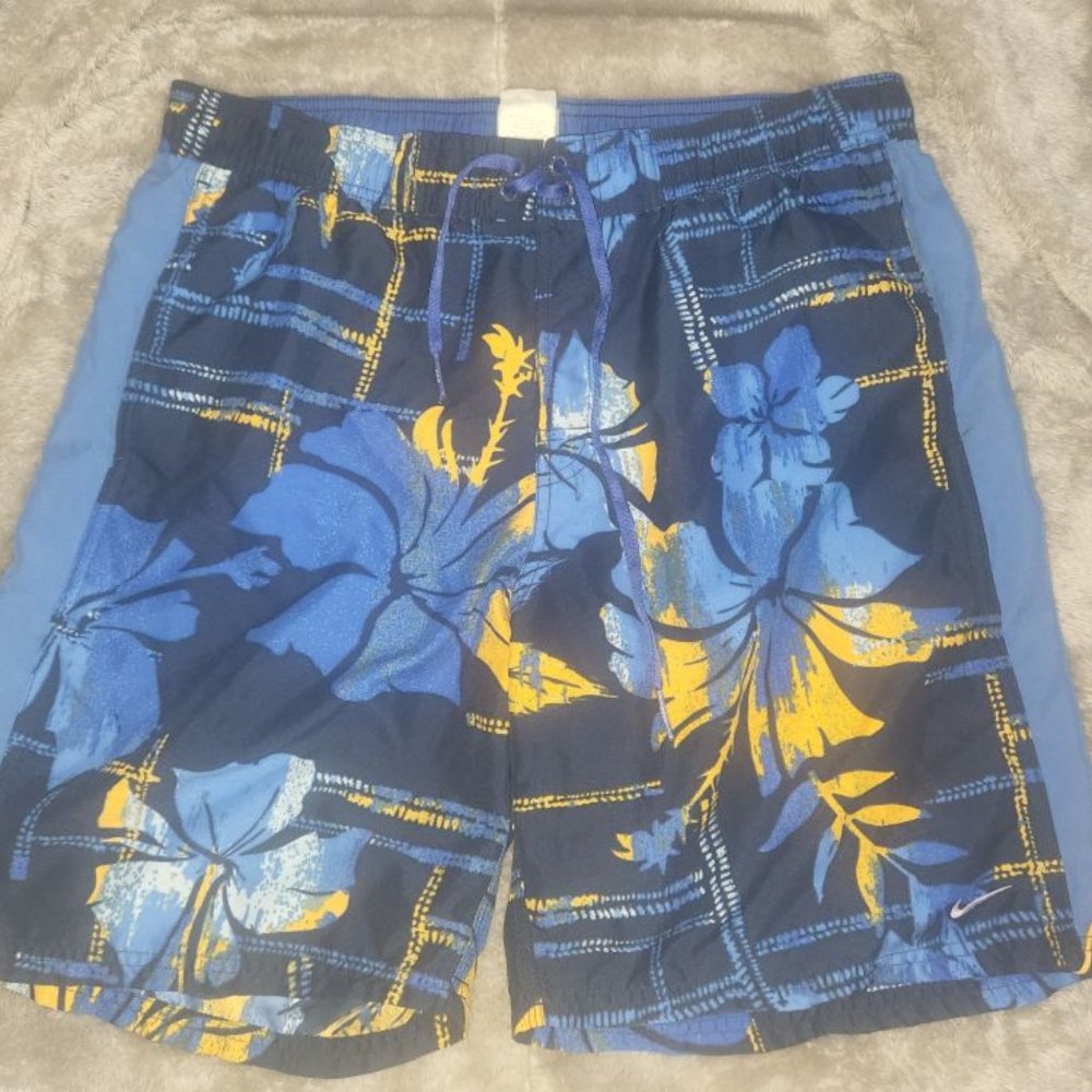 Nike Men's stylish tropical style swim trunks, Lined, in size Medium,  32" waist